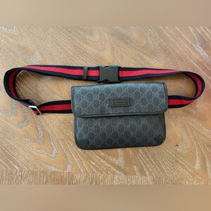 Gucci Black GG Supreme Canvas Crossbody Belt Bag with Red & Navy Web Strap